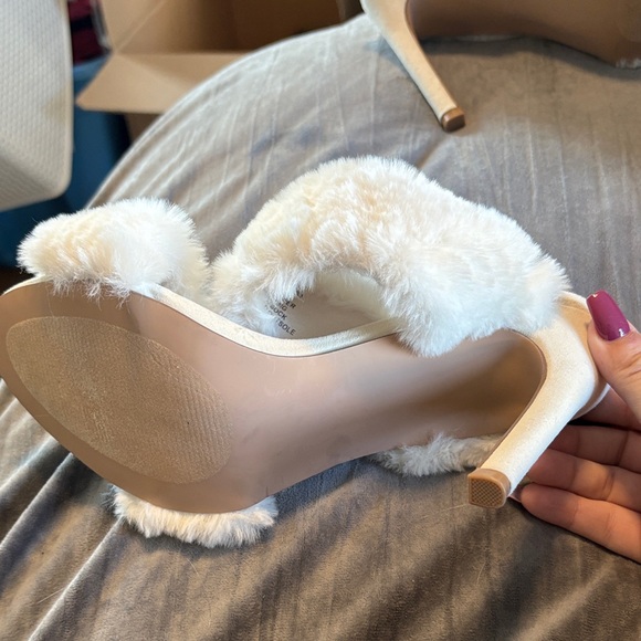 NWOB Steve Madden Kaila Cream Fur Heels sz 9 - Picture 2 of 2